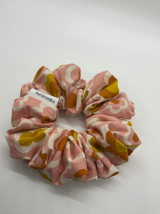 Retro daisy medium scrunchie